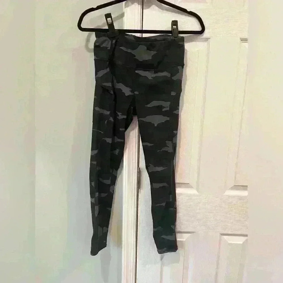 Athleta Small Women’s 7/8 Black Camo Tight with zipper pockets - Picture 1 of 3